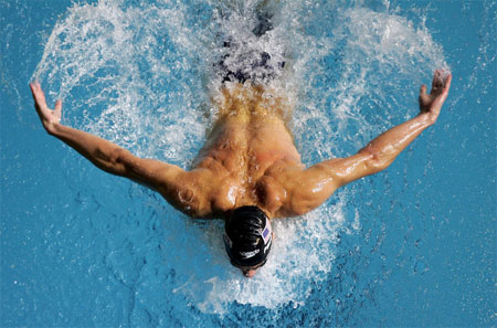 游泳帅气的男运动员图片